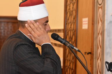 Kahire, Mısır, 27 Temmuz 2022: Adhan Azan 'ı okuyan ya da yüksek sesle namaz kılan ya da Müslümanları camiye çağıran bir cami imam vaizi müezzini