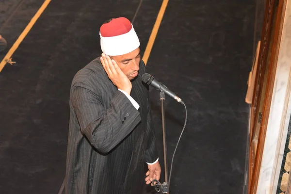 Cairo Egypt July 2022 Mosque Imam Preacher Muezzin Front Microphone — Foto de Stock