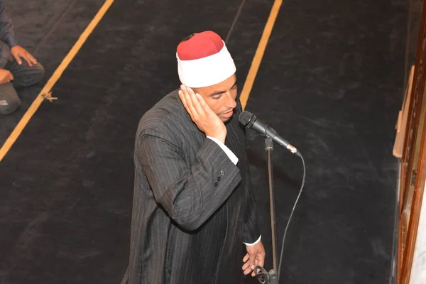 Cairo Egypt July 2022 Mosque Imam Preacher Muezzin Front Microphone — Fotografia de Stock