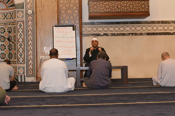 Каїр Єгипет Липня 2022 Проповідник Мечеті Імам Читає Лекцію Про — стокове фото