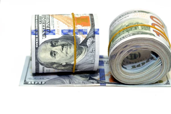 Pacotes Dinheiro Rolos Dólares Isolados Fundo Branco Pilha Cem Dólares — Fotografia de Stock