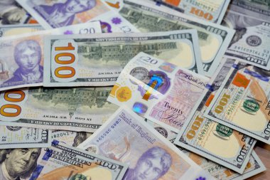 100 dolarlık banknot yığını. 20 pound nakit para banknotları. 20 pound nakit para. Sterling polimer banknotlar.