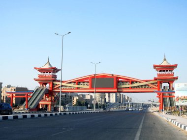 Kahire, Mısır, 31 Temmuz 2022: Mısır 'da Shinzo Abe ekseni devriye otoyolu geleneksel Japon mimari tarzında tamamlanmış bir yaya köprüsü ile, trafik otoyoluna eski Japon başbakanı adı verilmiştir.