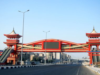 Kahire, Mısır, 31 Temmuz 2022: Mısır 'da Shinzo Abe ekseni devriye otoyolu geleneksel Japon mimari tarzında tamamlanmış bir yaya köprüsü ile, trafik otoyoluna eski Japon başbakanı adı verilmiştir.