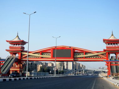 Kahire, Mısır, 31 Temmuz 2022: Mısır 'da Shinzo Abe ekseni devriye otoyolu geleneksel Japon mimari tarzında tamamlanmış bir yaya köprüsü ile, trafik otoyoluna eski Japon başbakanı adı verilmiştir.