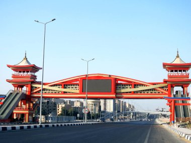 Kahire, Mısır, 31 Temmuz 2022: Mısır 'da Shinzo Abe ekseni devriye otoyolu geleneksel Japon mimari tarzında tamamlanmış bir yaya köprüsü ile, trafik otoyoluna eski Japon başbakanı adı verilmiştir.