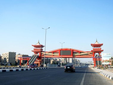 Kahire, Mısır, 31 Temmuz 2022: Mısır 'da Shinzo Abe ekseni devriye otoyolu geleneksel Japon mimari tarzında tamamlanmış bir yaya köprüsü ile, trafik otoyoluna eski Japon başbakanı adı verilmiştir.