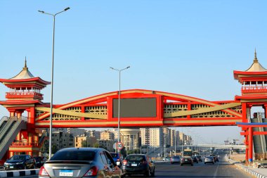 Kahire, Mısır, 31 Temmuz 2022: Mısır 'da Shinzo Abe ekseni devriye otoyolu geleneksel Japon mimari tarzında tamamlanmış bir yaya köprüsü ile, trafik otoyoluna eski Japon başbakanı adı verilmiştir.