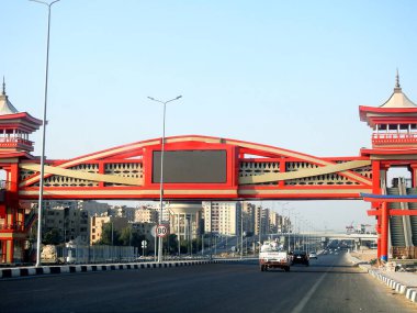 Kahire, Mısır, 31 Temmuz 2022: Mısır 'da Shinzo Abe ekseni devriye otoyolu geleneksel Japon mimari tarzında tamamlanmış bir yaya köprüsü ile, trafik otoyoluna eski Japon başbakanı adı verilmiştir.