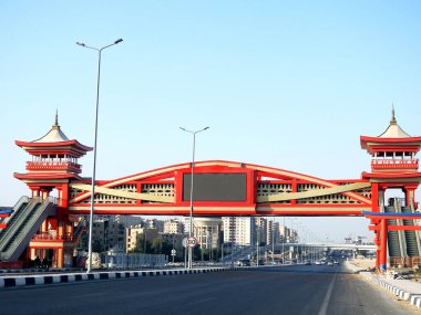 Kahire, Mısır, 31 Temmuz 2022: Mısır 'da Shinzo Abe ekseni devriye otoyolu geleneksel Japon mimari tarzında tamamlanmış bir yaya köprüsü ile, trafik otoyoluna eski Japon başbakanı adı verilmiştir.