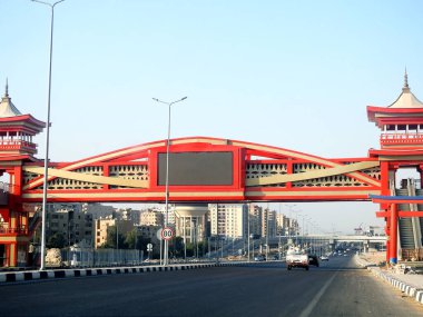 Kahire, Mısır, 31 Temmuz 2022: Mısır 'da Shinzo Abe ekseni devriye otoyolu geleneksel Japon mimari tarzında tamamlanmış bir yaya köprüsü ile, trafik otoyoluna eski Japon başbakanı adı verilmiştir.