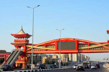 Kahire, Mısır, 31 Temmuz 2022: Mısır 'da Shinzo Abe ekseni devriye otoyolu geleneksel Japon mimari tarzında tamamlanmış bir yaya köprüsü ile, trafik otoyoluna eski Japon başbakanı adı verilmiştir.