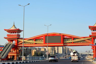 Kahire, Mısır, 31 Temmuz 2022: Mısır 'da Shinzo Abe ekseni devriye otoyolu geleneksel Japon mimari tarzında tamamlanmış bir yaya köprüsü ile, trafik otoyoluna eski Japon başbakanı adı verilmiştir.