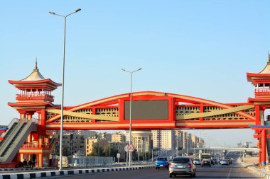 Kahire, Mısır, 31 Temmuz 2022: Mısır 'da Shinzo Abe ekseni devriye otoyolu geleneksel Japon mimari tarzında tamamlanmış bir yaya köprüsü ile, trafik otoyoluna eski Japon başbakanı adı verilmiştir.