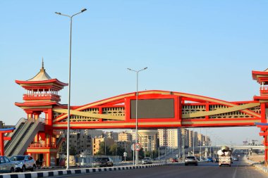 Kahire, Mısır, 31 Temmuz 2022: Mısır 'da Shinzo Abe ekseni devriye otoyolu geleneksel Japon mimari tarzında tamamlanmış bir yaya köprüsü ile, trafik otoyoluna eski Japon başbakanı adı verilmiştir.