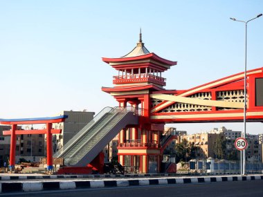 Kahire, Mısır, 31 Temmuz 2022: Shinzo Abe yeni devriye otoyolu Ekseni 'nde geleneksel Japon mimari tarzında tamamlanmış bir yaya köprüsü, elektrikli merdiven ve kırmızı renklerle servis edilir.