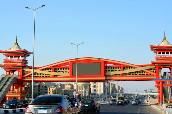 Kahire, Mısır, 31 Temmuz 2022: Mısır 'da Shinzo Abe ekseni devriye otoyolu geleneksel Japon mimari tarzında tamamlanmış bir yaya köprüsü ile, trafik otoyoluna eski Japon başbakanı adı verilmiştir.