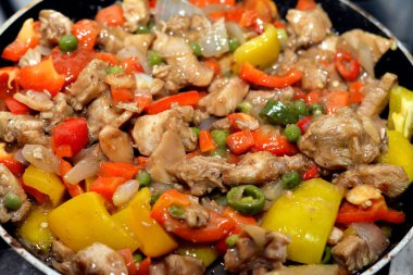 Çin mutfağında ızgara tavuk göğsü ve yağlı, mantarlı, sebzeli, havuçlu, renkli biberli, çili biberli, soğanlı, sarımsaklı, soya soslu ve mısır unlu küp.