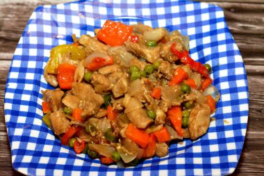 Bir tabak Çin mutfağı ızgara tavuk göğsü. Yağlı, mantarlı, sebzeli, havuçlu, renkli biberli, çili biberli, soğanlı, sarımsaklı, soya soslu ve mısır unlu.