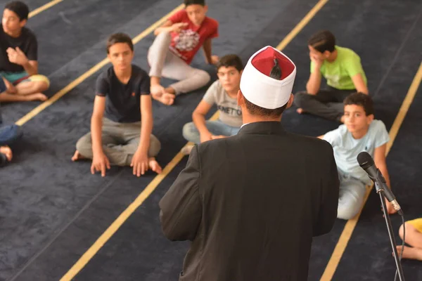 Κάιρο Αίγυπτος Αυγούστου 2022 Ένας Ιεροκήρυκας Τζαμί Imam Εκτελεί Μια — Φωτογραφία Αρχείου