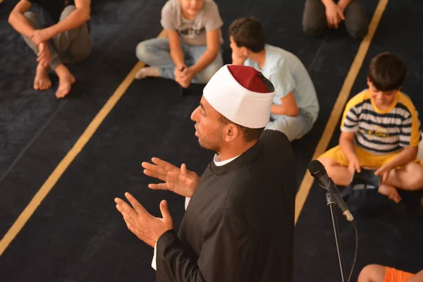 Cairo Egypt August 2022 Mosque Preacher Imam Performs Religious Khutbah — Stok fotoğraf