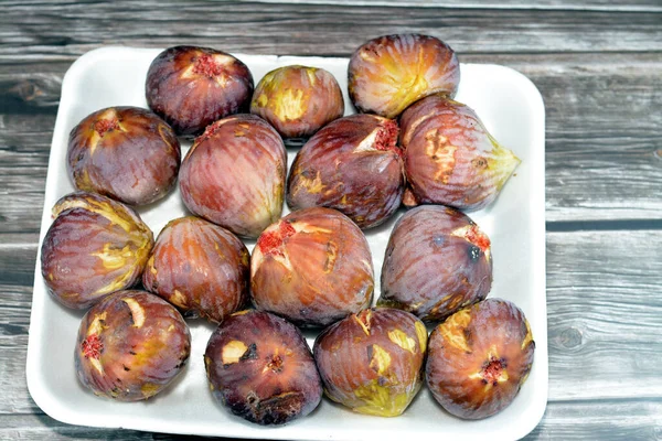 Plate Figs Parchment Fruit Isolated Wooden Background Fig Edible Fruit — Fotografia de Stock