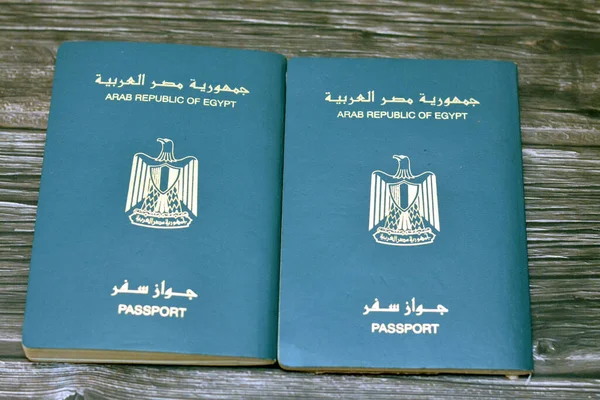 Египетский Паспорт Изолирован Деревянном Фоне Паспорт Арабской Республики Египет Республиканским — стоковое фото