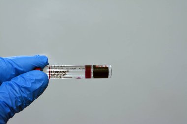 Kahire, Mısır, 14 Eylül 2022: Lilly CO tarafından yemekten önce alınan diyabet hastalarının diyabetini tedavi etmek için kullanılan mermideki insülin lisprosu enjeksiyonuna 100 ünite humalog ml çözeltisi