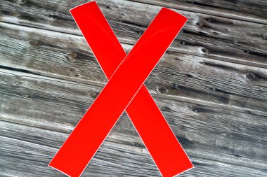 Ahşap arka planda izole edilmiş fosforlu yansıtıcı çıkartmalar, ulaşım güvenliği, dikkatli sürüş ve yol tamiri konsepti, geceleri seçici araç güvenlik önlemi