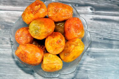 Ahşap arka planda izole edilmiş bir cam kasede soyulmuş taze dikenli armut yığını, seçici odak, Opuntia, yaygın olarak bilinen adıyla dikenli armut, berber inciri, ton balığı, sabra ve nopal.