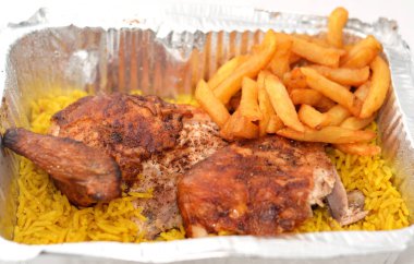 Arap mutfağında ızgara tavuk, sarı Basmati pilavı ve patates kızartması, folyo tabağında servis edilen kızarmış patates, yakın çekim odaklı.