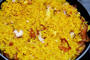 Sarı Basmati pilavı, Suriye ekmeği ve sarımsak sosu, Shawerma Fatteh ya da Fatteh 'in seçici odak noktası, Suriye fast food mutfağı.