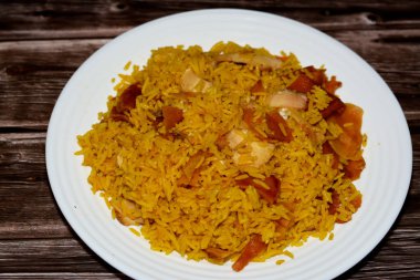 Sarı Basmati pirinci, Suriye ekmeği ve sarımsak sosu, Shawerma Fatteh veya Fatteh 'in seçici odak noktası, ahşap zemin üzerinde izole edilmiş Suriye fast food mutfağı.