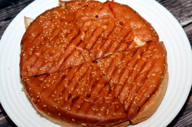 Susamlı ekmeğin içinde Mozzarella peynirli tavuk Shawarma, fırında pişmiş ekmeğin içine yerleştirilmiş Suriye mutfağı Shawerma, Orta Doğu fast food 'un seçici odağı.