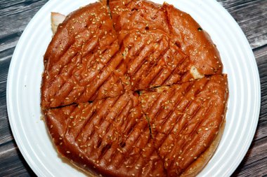 Susamlı ekmeğin içinde Mozzarella peynirli tavuk Shawarma, fırında pişmiş ekmeğin içine yerleştirilmiş Suriye mutfağı Shawerma, Orta Doğu fast food 'un seçici odağı.