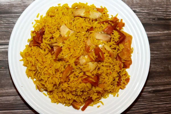 Pedaços Shawarma Frango Com Arroz Basmati Amarelo Pão Sírio Molho — Fotografia de Stock