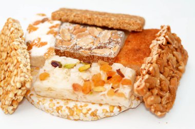 Mısır 'da, Arap ve Arap ülkelerinde, peygamberin Muhammed' in doğum gününü kutlamak için doğu nohutu, fıstık, susam şekeri, hindistancevizi ve bassima koleksiyonu.