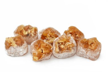 Mısır 'da, Mısır' da, Arap ve İslam ülkelerinde peygamberin Muhammed 'in doğum gününü kutlamak için yapılan ve geleneksel Arap şekerlerinin seçici odak noktası olan cevizlerle doldurulmuş Arap şekerlemeleri.