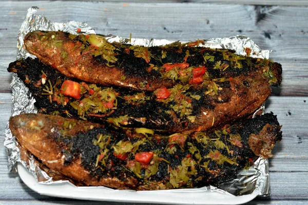 Carbón Parrilla Pescado Salmonete Con Perejil Tomate Asado Servido Plato —  Fotos de Stock