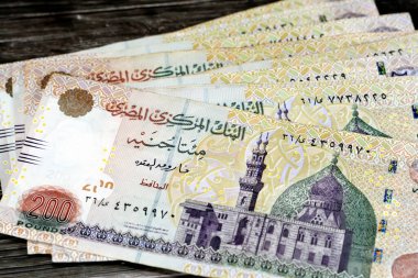 Mısır 'ın Mısır Merkez Bankası tarafından tahtadan izole edilmiş, Mısır nakit para banknotunun seçici odak noktası olan Kahire' deki Qani-Bay camii, 200 LE 200 pound 'luk ters taraf banknotunda yer alıyor.