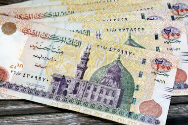 Mısır 'ın Mısır Merkez Bankası tarafından tahtadan izole edilmiş, Mısır nakit para banknotunun seçici odak noktası olan Kahire' deki Qani-Bay camii, 200 LE 200 pound 'luk ters taraf banknotunda yer alıyor.