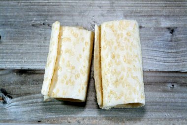 Hz. Muhammed 'in doğum günü kutlamasının (mawlid halawa) susam, Mısır' a özgü kültürel tatlılar, şenlikli Arap şekeri ve şekerleri ile kaplanmış, seçici odak noktası