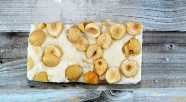 Fındıklı Hindistan cevizi şekeri, Hz. Muhammed 'in doğum günü kutlamasının Mısırlı kültürel tatlısı (mawlid halawa), şenlikli Arap şekeri ve şekeri, seçici odak noktası