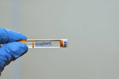 Kahire, Mısır, 4 Ekim 2022: Novoid Rapid 100 ünite ml çözeltisi kartuş insülin enjeksiyonu için, yemekten önce alınan diyabet mellitus hastalarını Novo nordisk tarafından kısa süreli insülin olarak tedavi etmek için kullanılır.