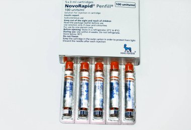 Kahire, Mısır, 4 Ekim 2022: Novoid Rapid 100 ünite ml çözeltisi kartuş insülin enjeksiyonu için, yemekten önce alınan diyabet mellitus hastalarını Novo nordisk tarafından kısa süreli insülin olarak tedavi etmek için kullanılır.