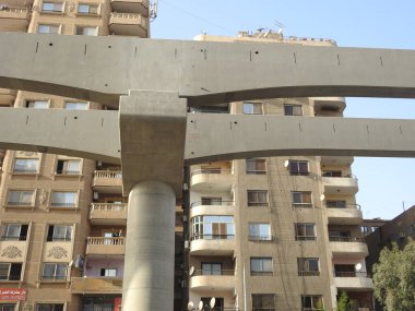 Kahire, Mısır, 27 Eylül 2022: Kahire 'nin halen inşa halinde olan tek raylı taşıma sistemi, Yeni Mısır' ın gayrimenkul altyapısı, seçici odak noktası