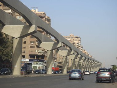 Kahire, Mısır, 27 Eylül 2022: Kahire 'nin halen inşa halinde olan tek raylı taşıma sistemi, Yeni Mısır' ın gayrimenkul altyapısı, seçici odak noktası