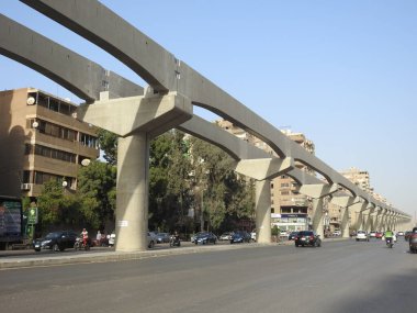 Kahire, Mısır, 27 Eylül 2022: Kahire 'nin halen inşa halinde olan tek raylı taşıma sistemi, Yeni Mısır' ın gayrimenkul altyapısı, seçici odak noktası