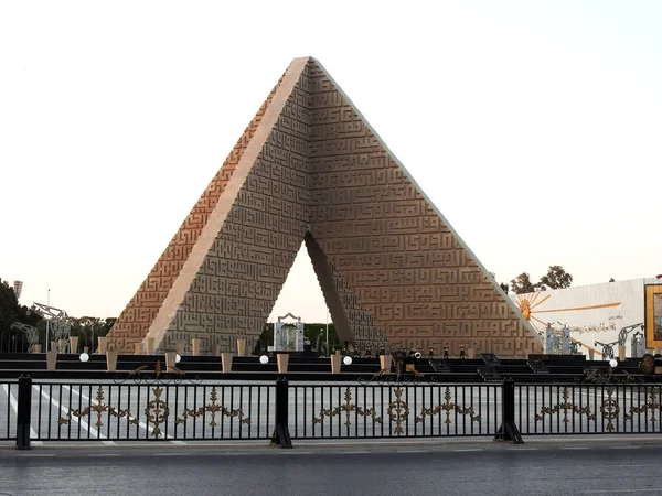 カイロ エジプト 2022年9月21日 無名の兵士記念場所とエジプトの元大統領アンワル サダト墓 殉教者と10月戦争の勝利を記念する重要なシンボル — ストック写真