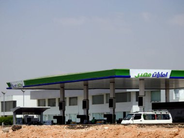 Kahire, Mısır, 9 Eylül 2022: Çevirisi (Emarat Misr petrol ürünleri) gaz ve petrol istasyonu, Emirates General Petrol Şirketi ile ME Tankları ve Boru Hatları ve ME Petrol Şirketi arasında ortak bir girişim